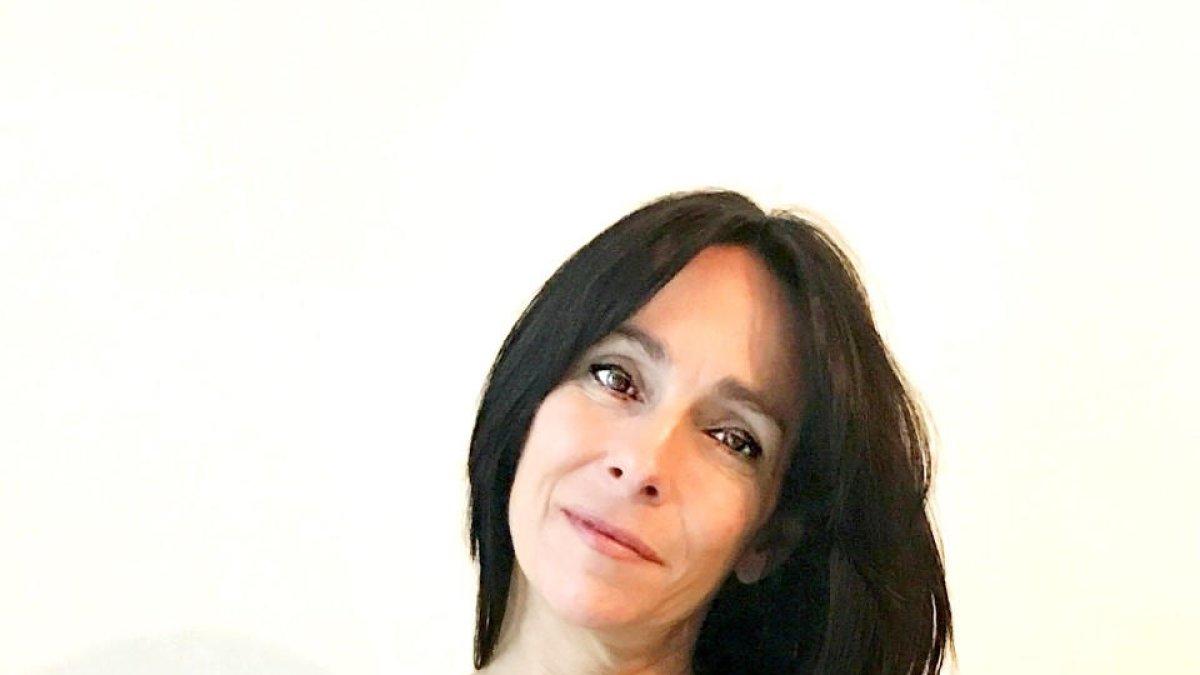 L’escriptora de Lleida Núria Muñoz Aige, amb el seu nou llibre.