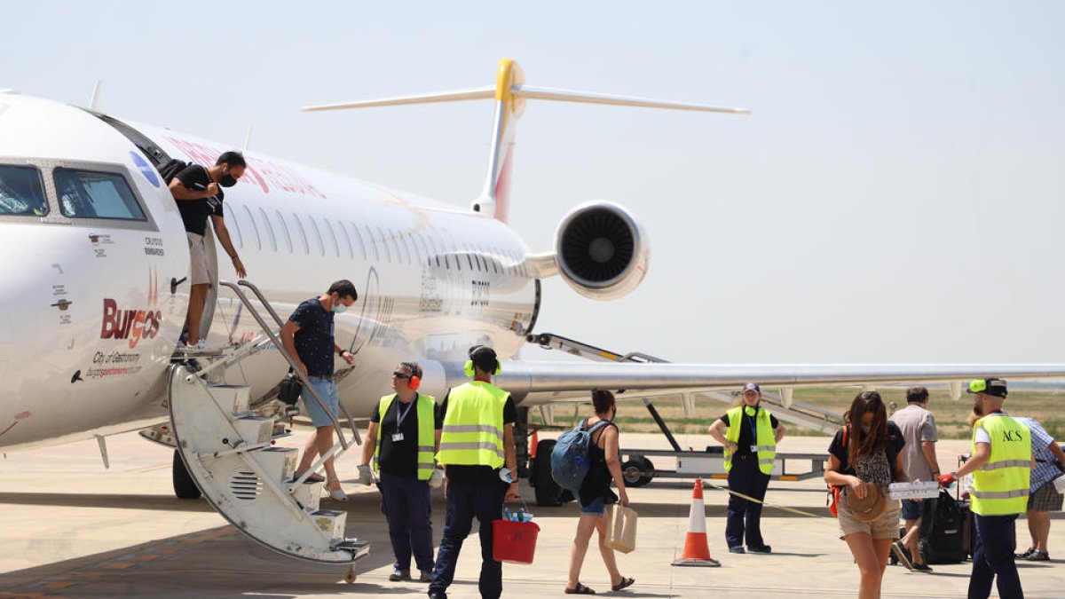 Pasajeros del primer vuelo que llegó a Alguaire desde Menorca en julio del año pasado.