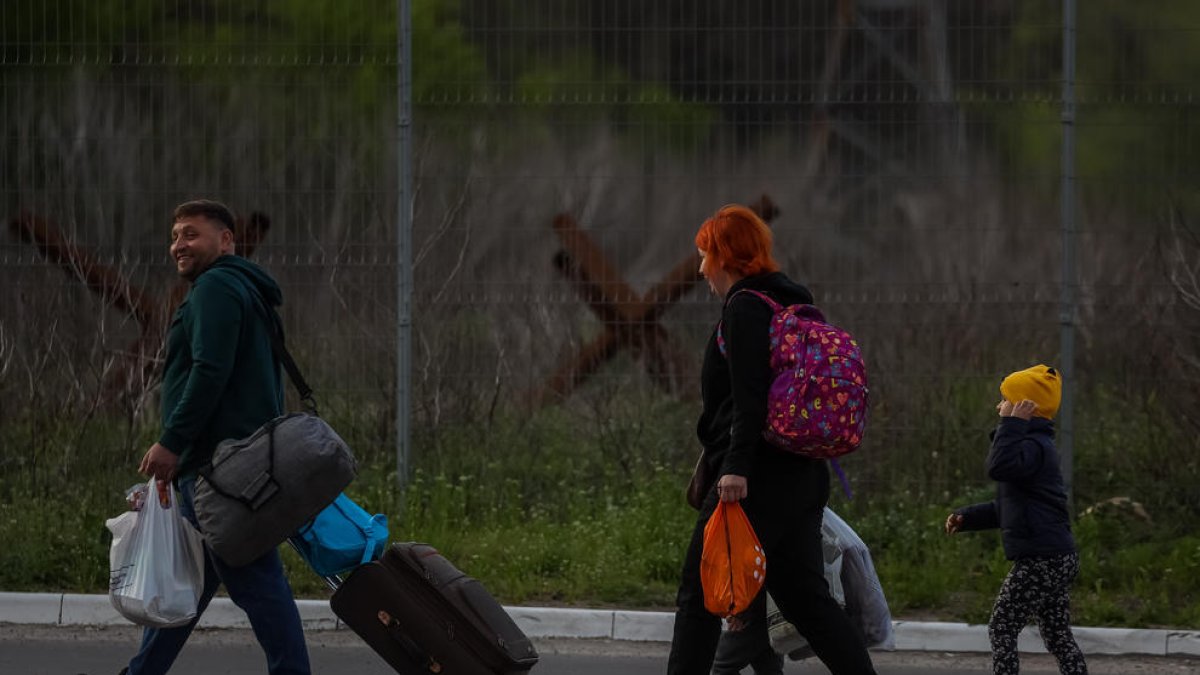 Imatge d’arxiu d’una família de refugiats arribant a un estacionament a Zaporíjia.