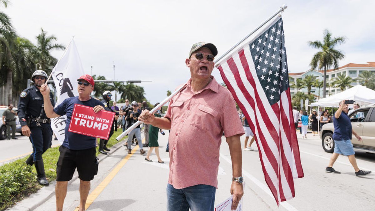 Partidaris de Donald Trump es concentren davant el Palau de Justícia de Miami.