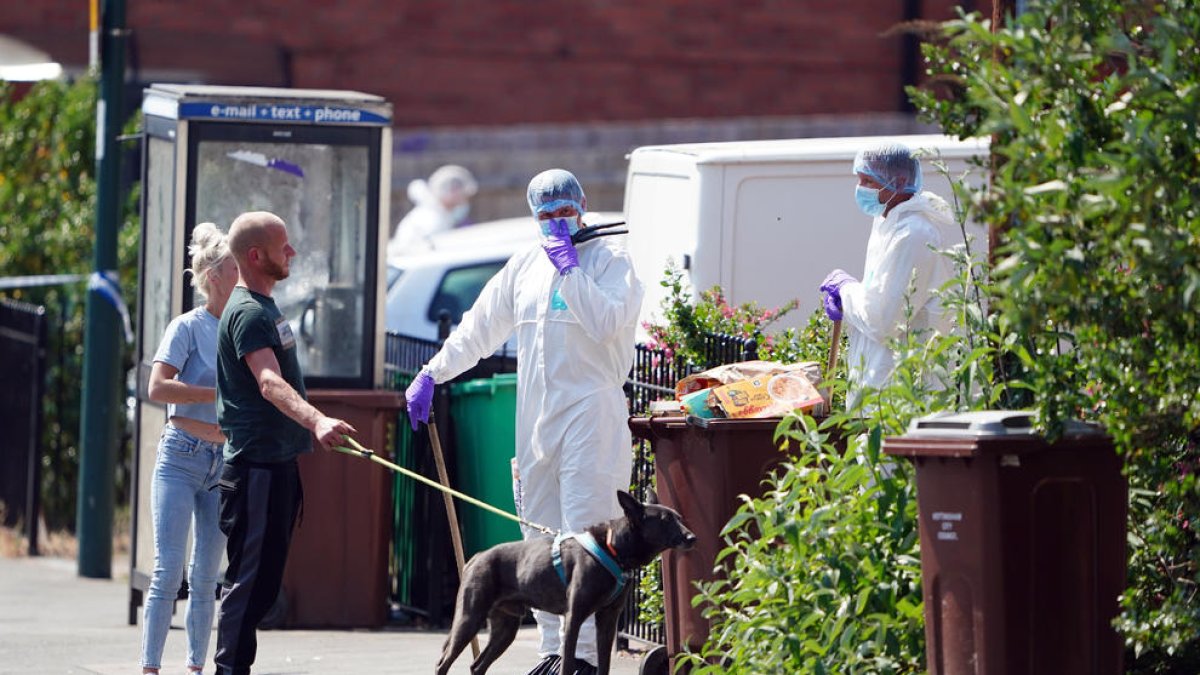 Agentes forenses de la policía británica inspeccionan una de las zonas donde ocurrieron los crímenes.