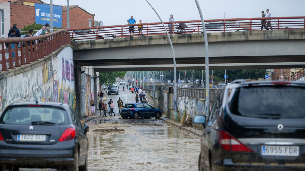 Varios coches atascados en una calle por las inundaciones en las calles de Terrassa.