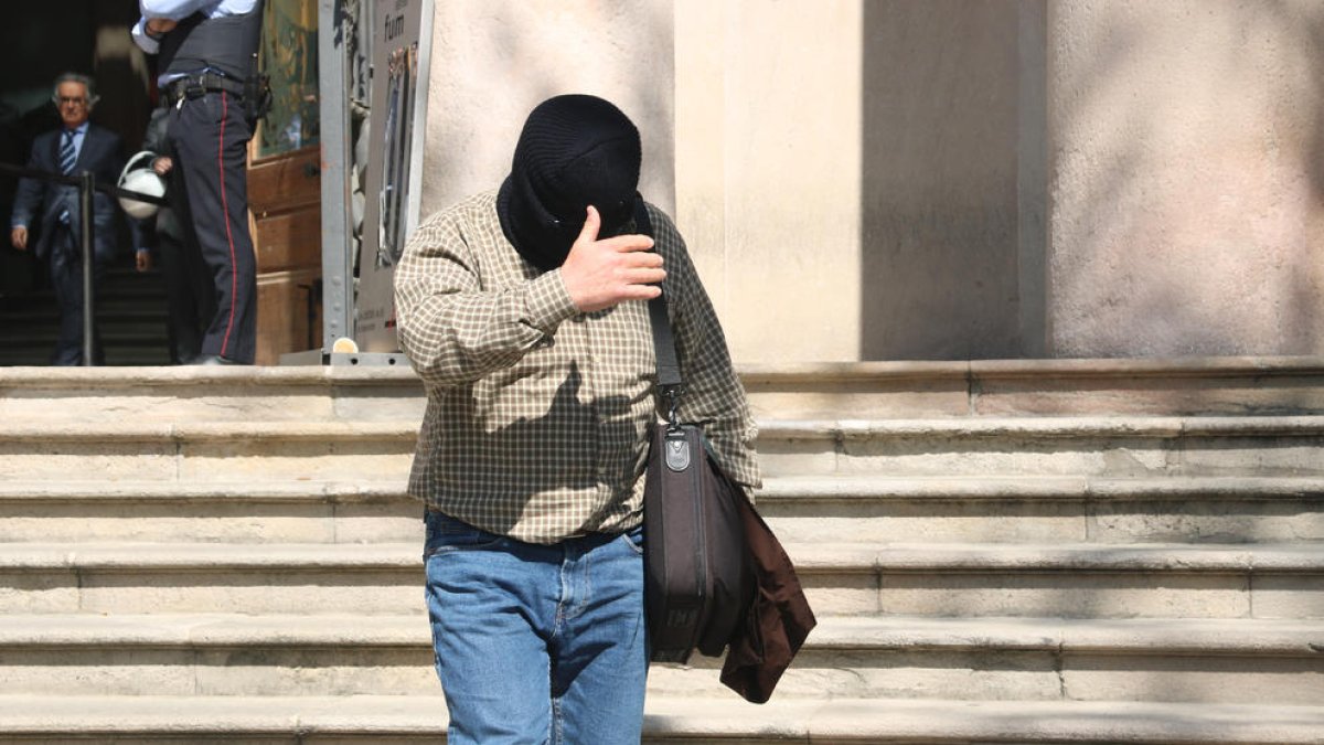 Joaquín Benítez surt de l’Audiència Provincial de Barcelona el 25 de març del 2019.