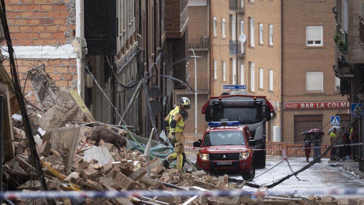 Efectius dels Bombers i les restes del bloc que va col·lapsar.