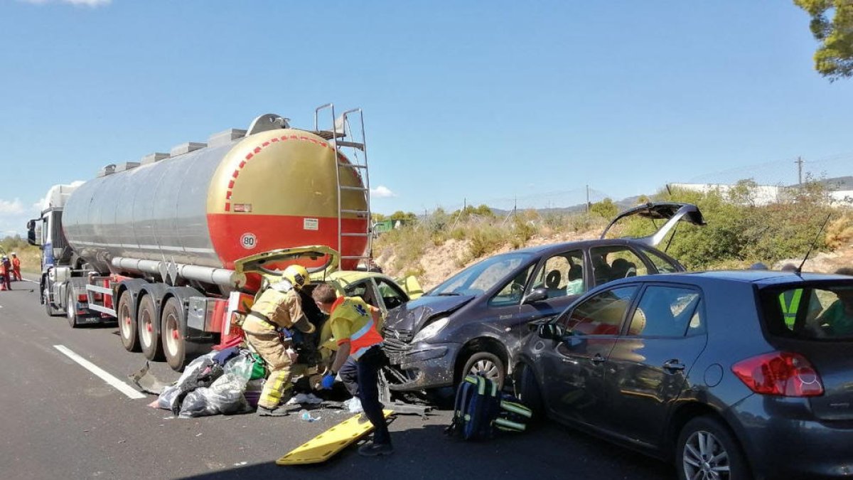 Els serveis d’emergència ahir després de l’accident a l’Ampolla.