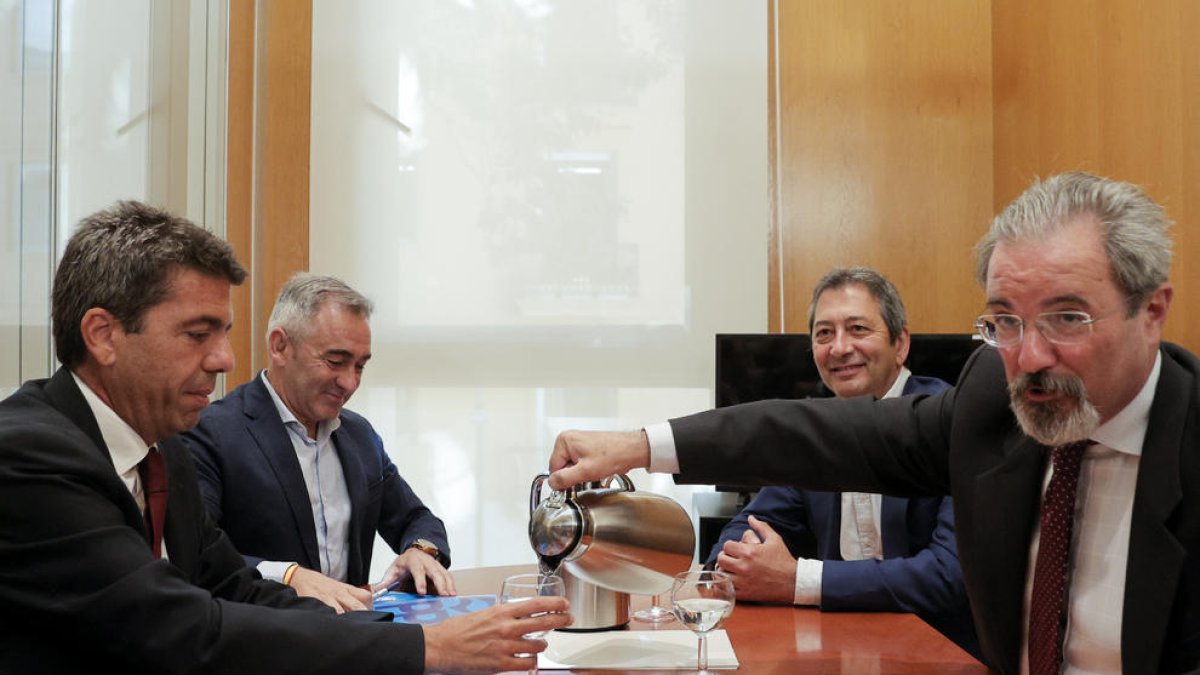 Un momento de la reunión entre PP y Vox ayer en València.