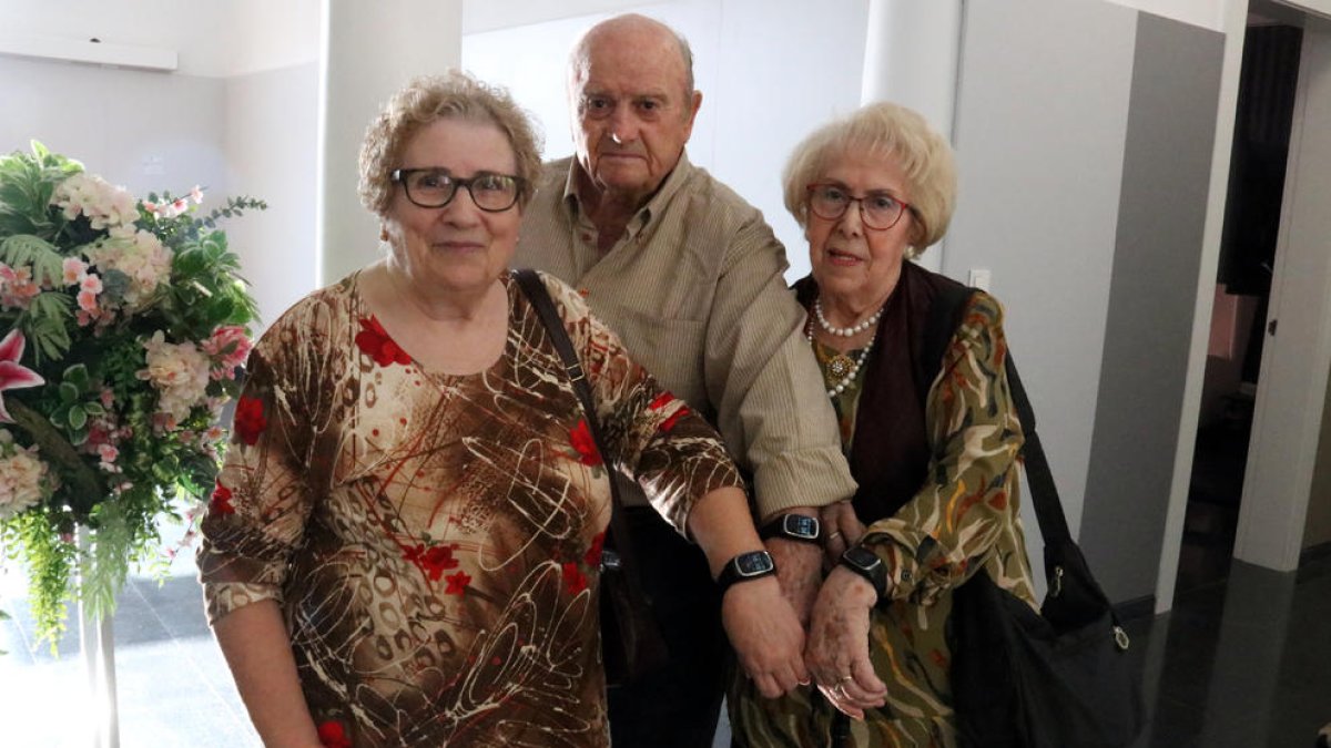 Personas mayores con los nuevos relojes de asistencia.