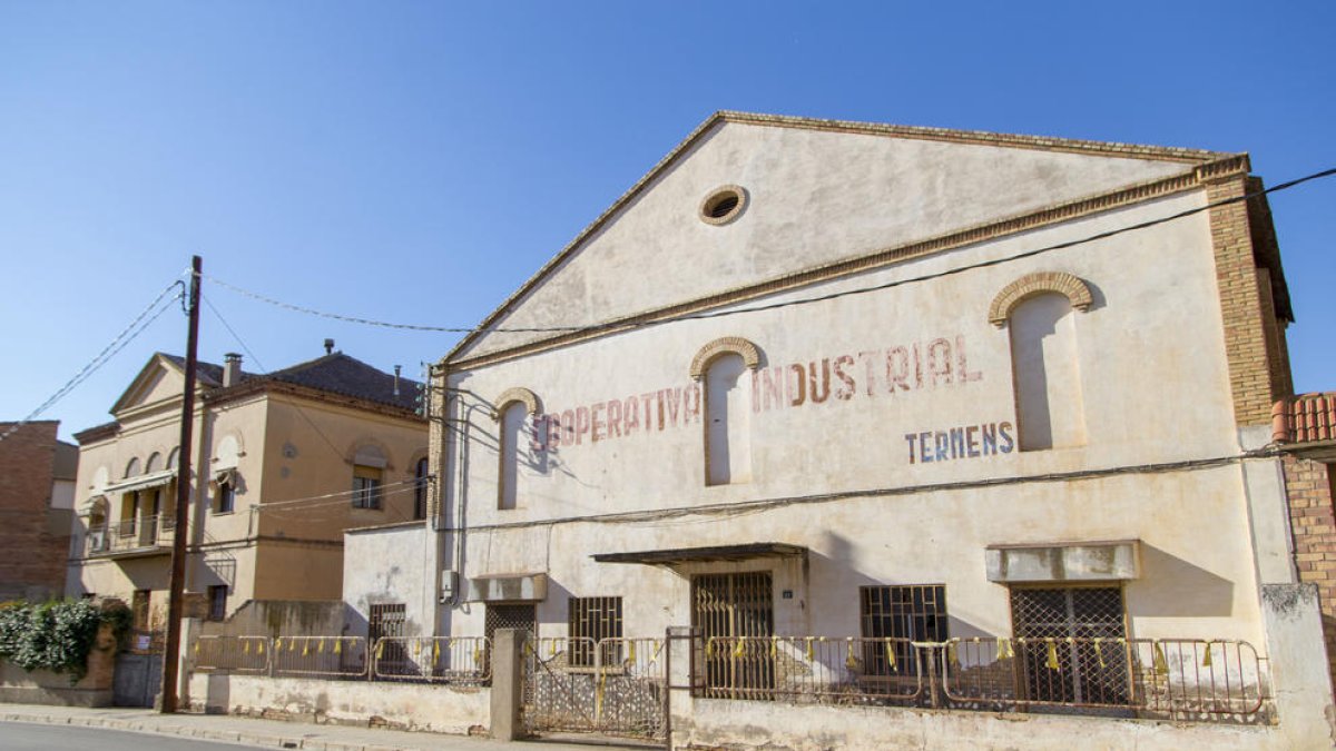 El edificio de la Humanitària, en primer término, y la rectoría, que también acogerá equipamientos.