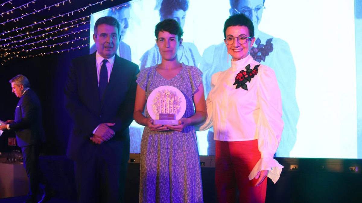 Elisabet Farrero entre Miquel Noguer y Carme Ruscalleda en la gala celebrada en Vilablareix.