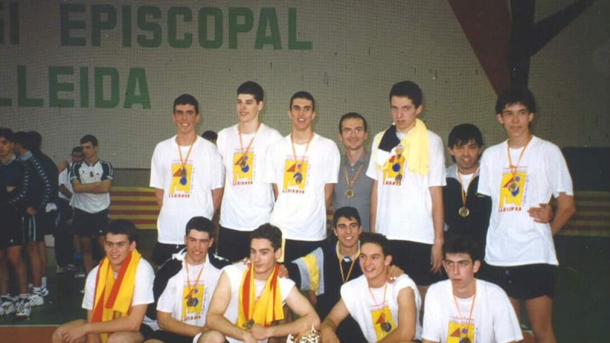 Ángel Martín, assegut a l’esquerra, celebra amb el Rodi Balàfia Vòlei l’ascens a Superlliga 2 el 2022.