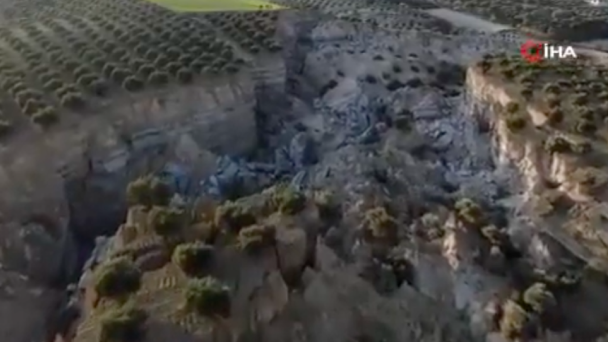 VÍDEO: L'esquerda de 30 metres de profunditat que ha deixat el terratrèmol de Turquia a vista de dron