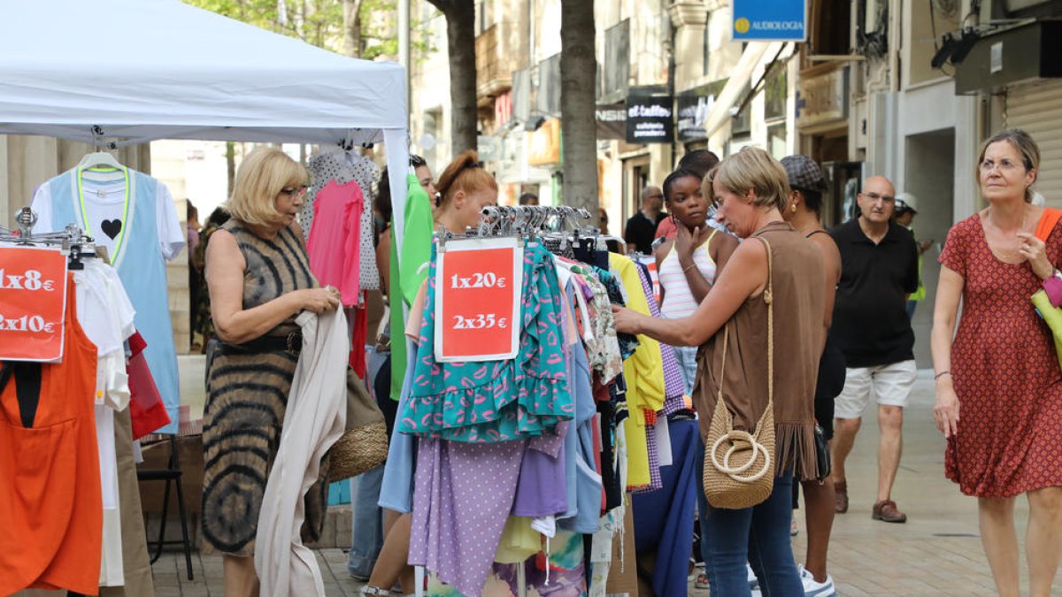 Clients en una de les parades a la plaça Sant Joan.