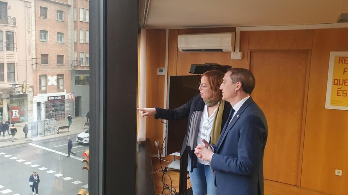 La delegada del Govern en Lleida, Montse Bergés y el subdelegado del gobierno español en Lleida, José Crespín.