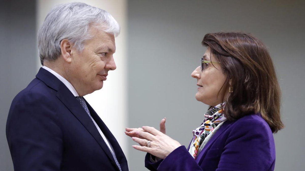 El comissari europeu de Justícia i Consum, Didier Reynders, i la ministra de Justícia portuguesa, Catarina Sarmento e Castro, a l'inici d'un consell de Justícia i Assumptes Interiors de la UE a Brussel·les.