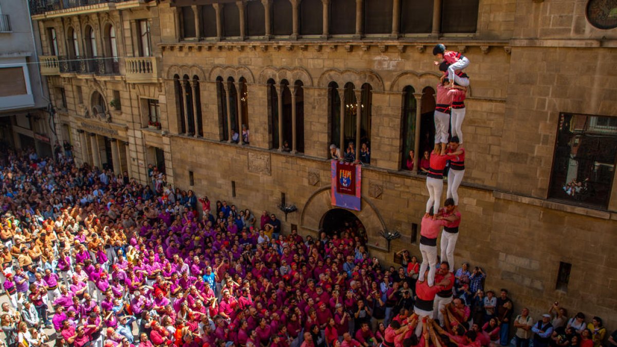 Centenares de personas llenaron ayer la plaza Paeria para asistir a la ‘diada castellera’ en la última jornada de la Festa Major.