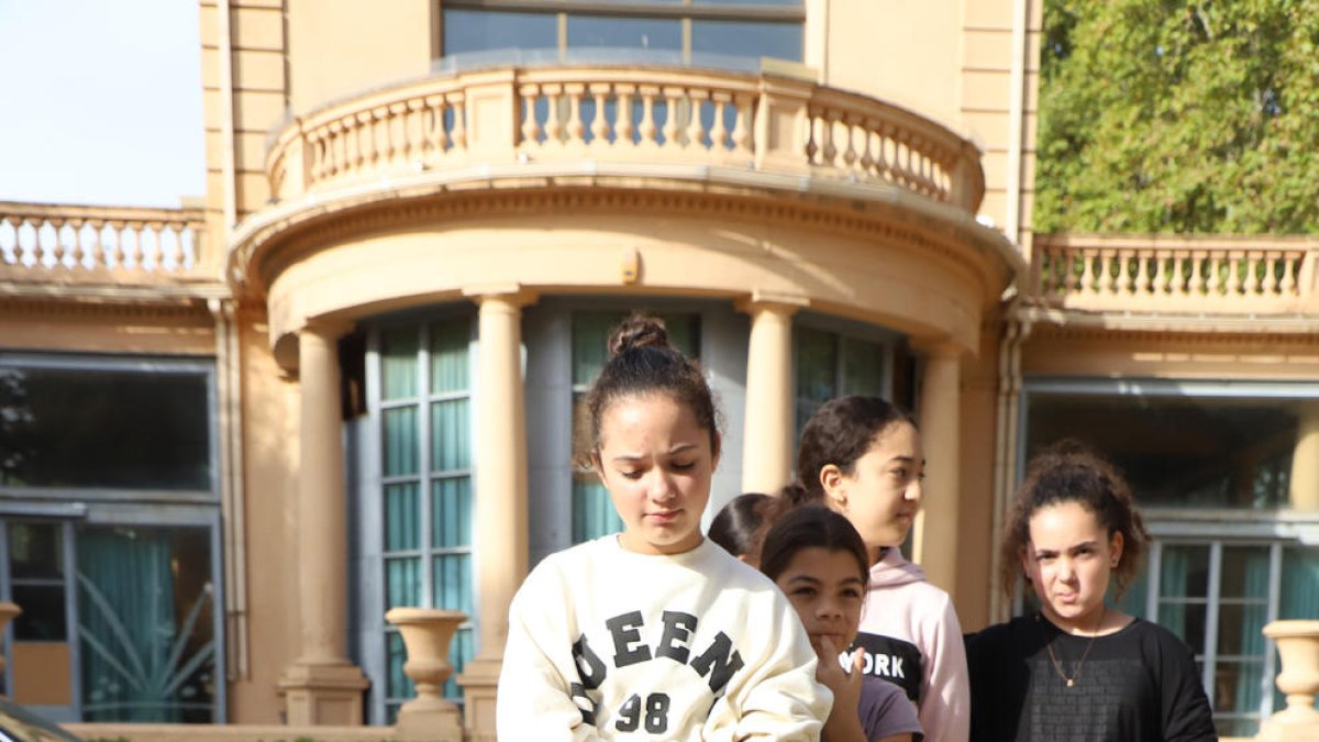 Un grupo de alumnos aprende a hacer la RCP.