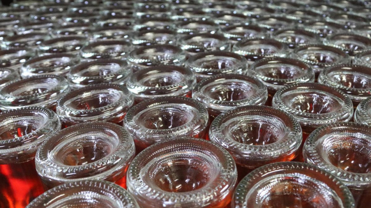 Ampolles de cava rosat.