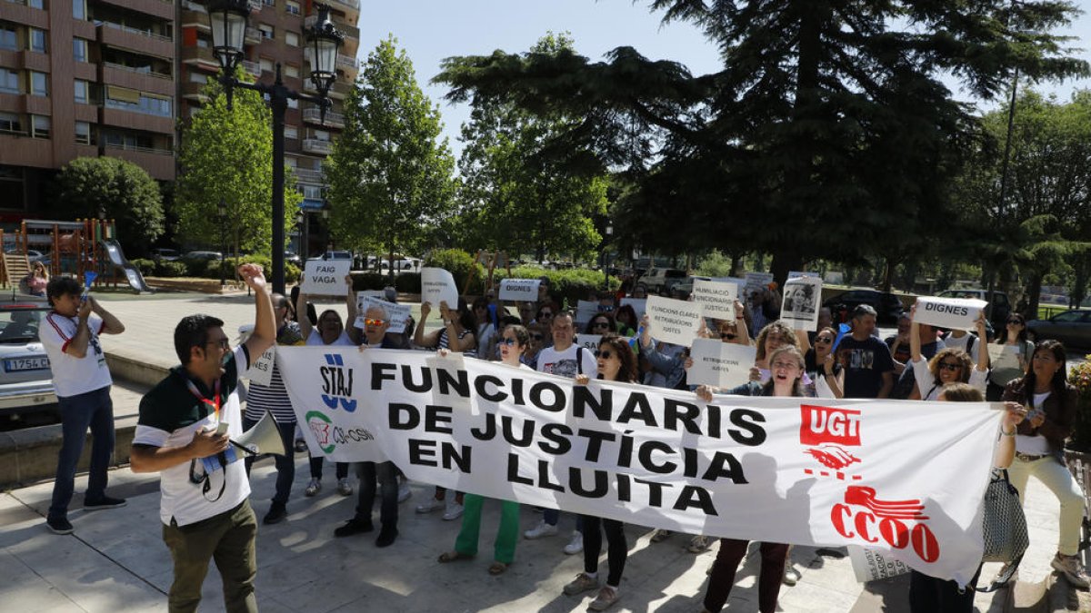 Una de las movilizaciones de los funcionarios de Justicia ante la subdelegación del Gobierno en Lleida.