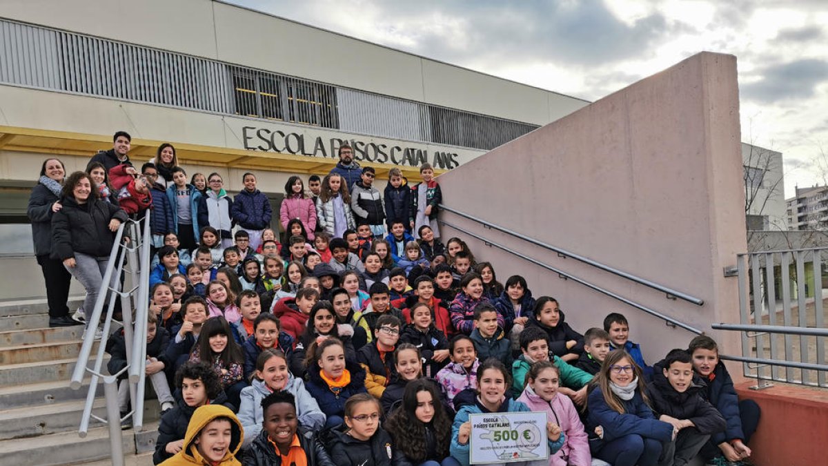 Els alumnes de tercer i quart de Primària del col·legi Països Catalans, amb el val de 500 euros.