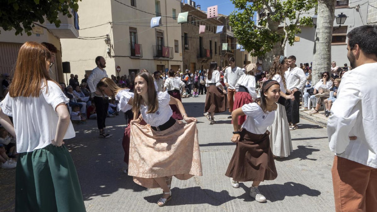 Exhibició de les danses populars, obra de David Pradas.