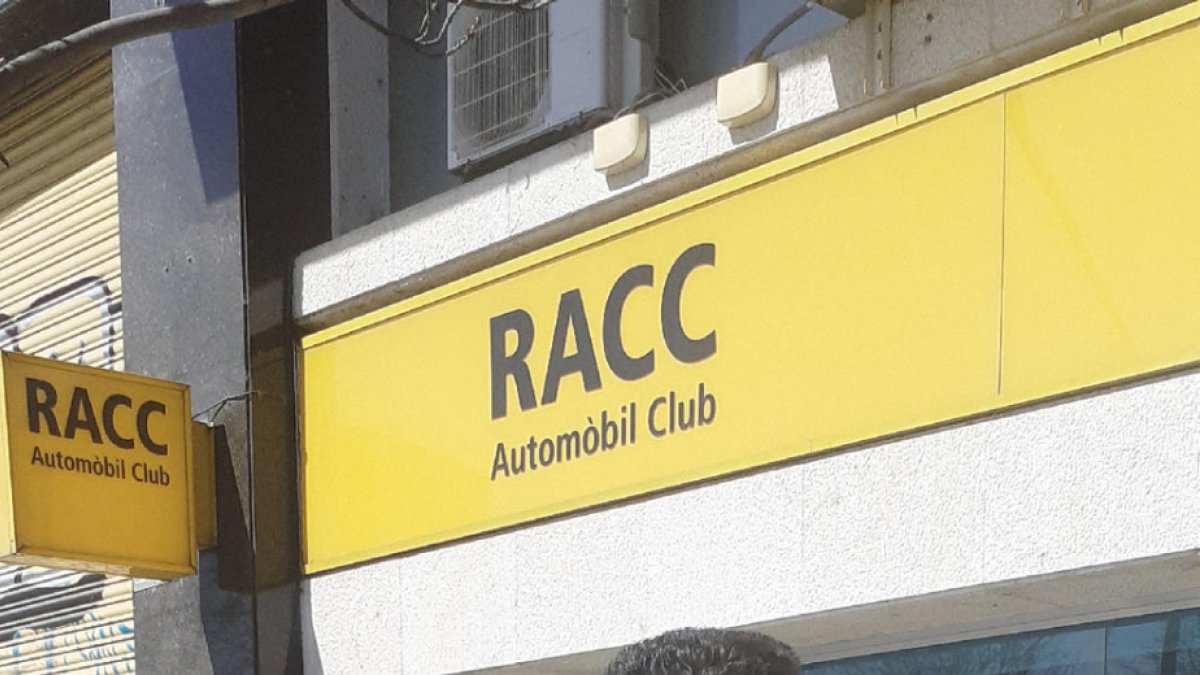 Alexander muestra el ticket que sacó ayer de un parquímetro viejo y Carme y Josep, junto a uno nuevo.