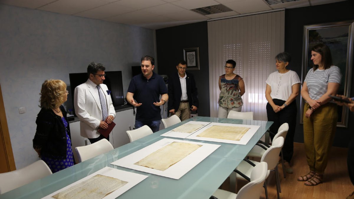 Danilo Moncada (con chaqueta blanca), en el ayuntamiento ante pergaminos vinculados a su familia.