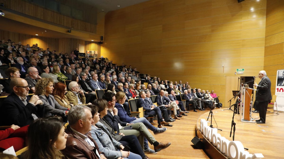 La hija de Joan Oró saludando al escritor Josep Vallverdú.