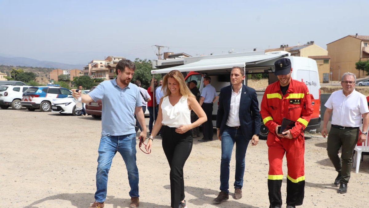 La delegada del gobierno central y el subdelegado, ayer en Artesa.