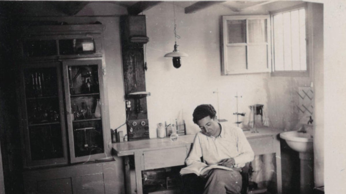 Un laboratori a casa - Amb només 21 anys i després de suspendre l’assignatura d’Analítica mentre estudiava Química a la Universitat de Barcelona, Oró va instal·lar aquell mateix estiu un laboratori al cobert de casa per poder estudiar.