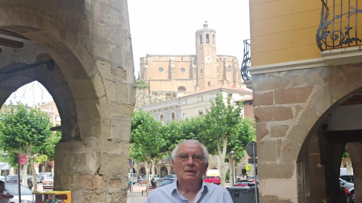 El tenista balagariense posa con el trofeo conquistado.