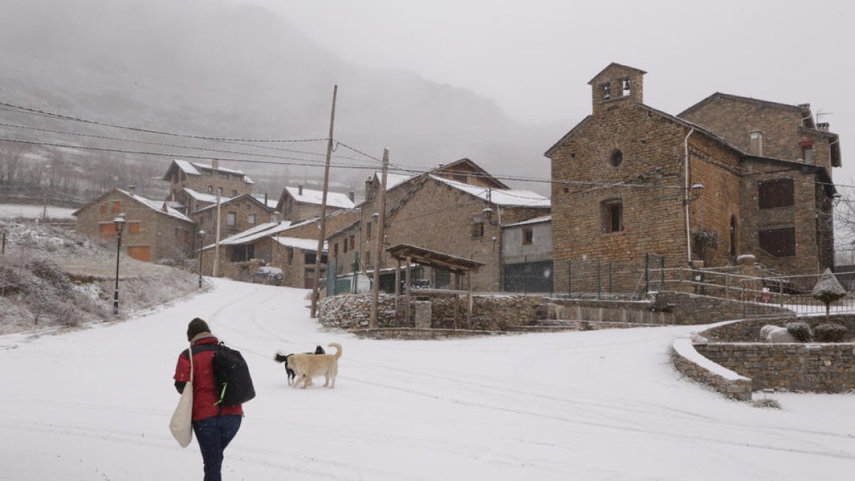 La nevada tiñó ayer de blanco poblaciones del Pirineo como Llessui, en la imagen.