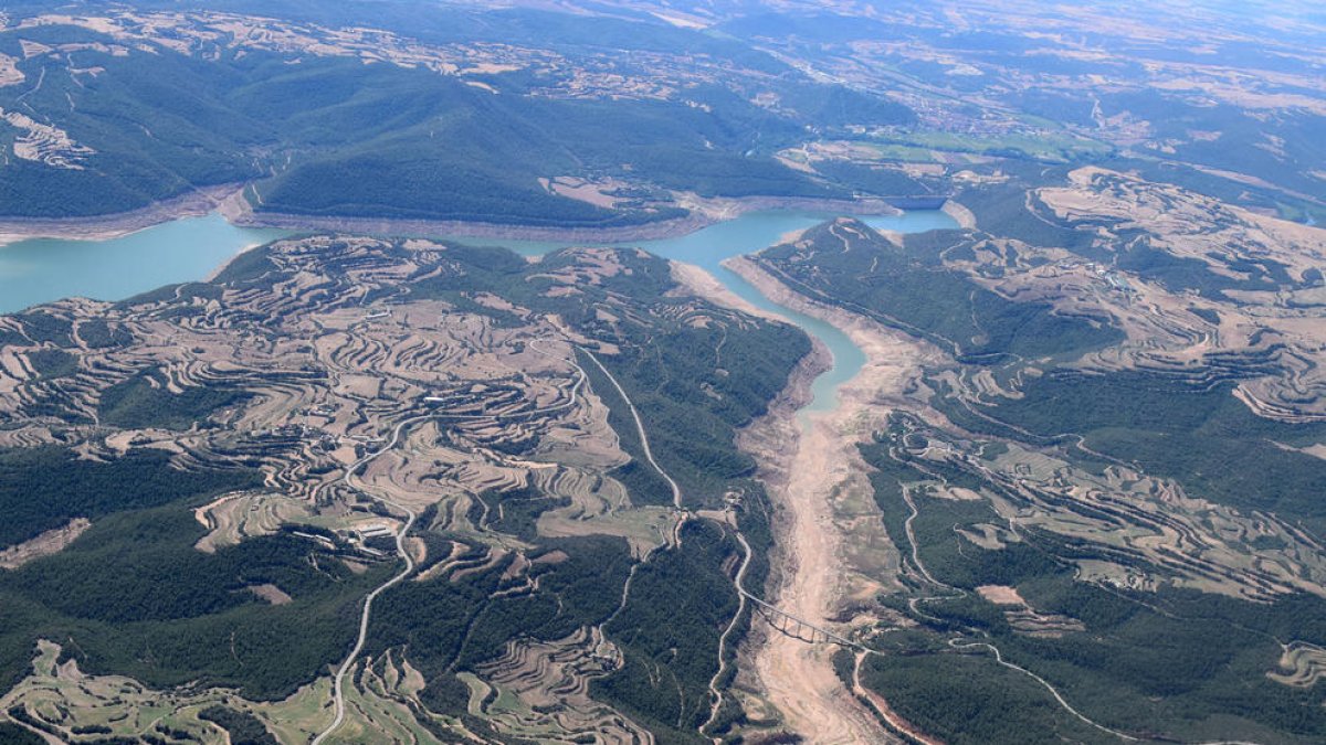 El pantano de Rialb sigue perdiendo reservas y anoche se situó en 22 hectómetros y un 5,5 por ciento de su capacidad.