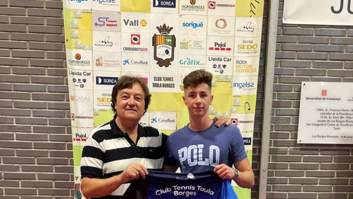 El presidente del club, Enric Vall, junto a Norbert Tauler.