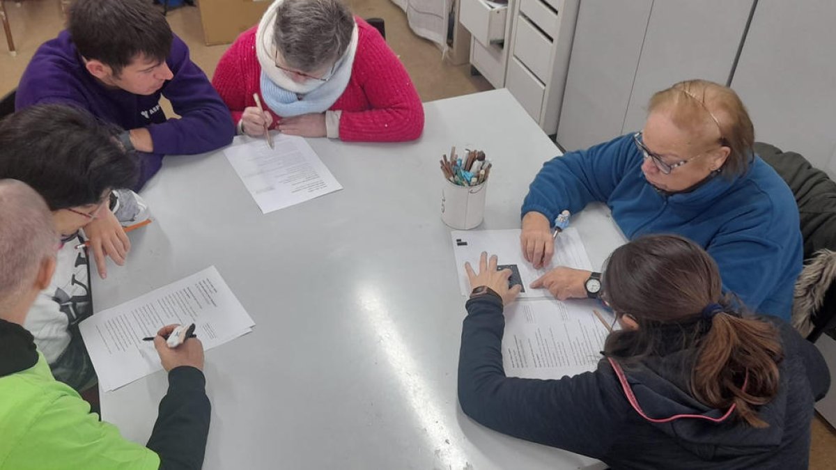 Usuaris d’Aspros van validar el material adaptat.