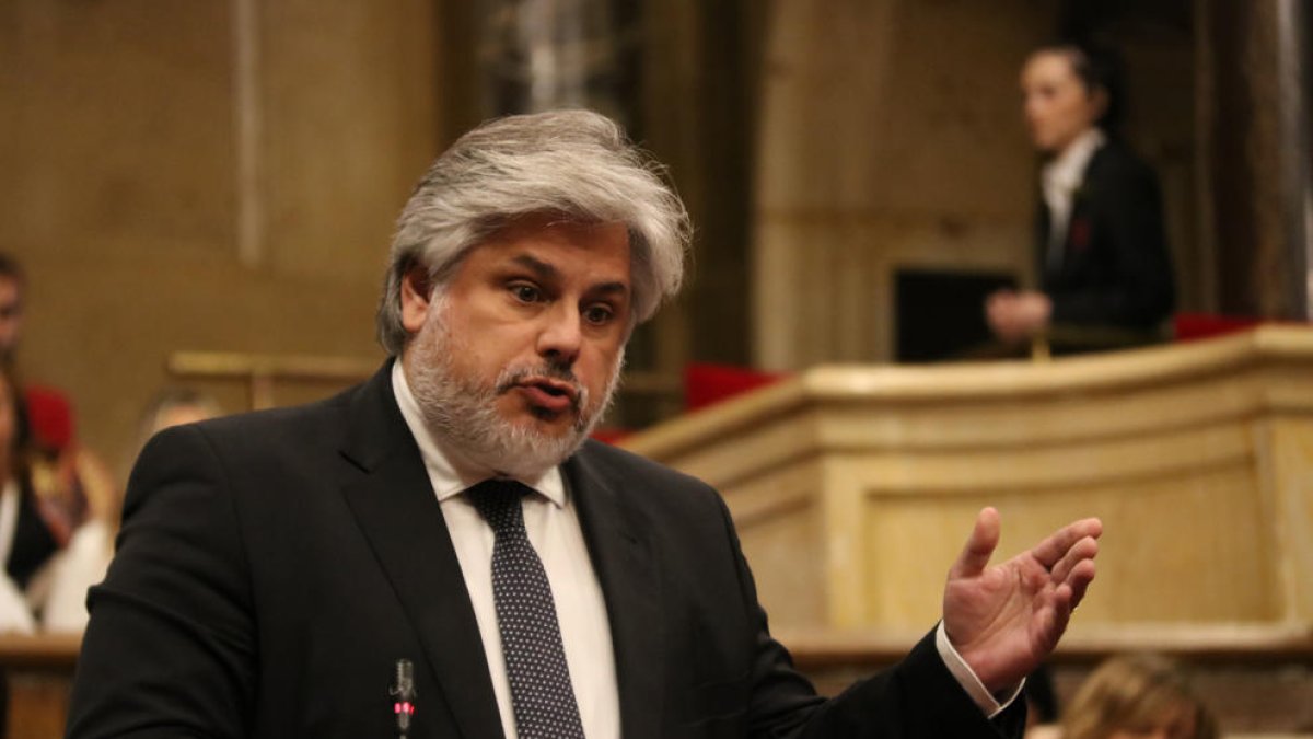 El presidente del grupo parlamentario de Junts, Albert Batet, interpela al presidente de la Generalitat, Pere Aragonès, en el Parlament.
