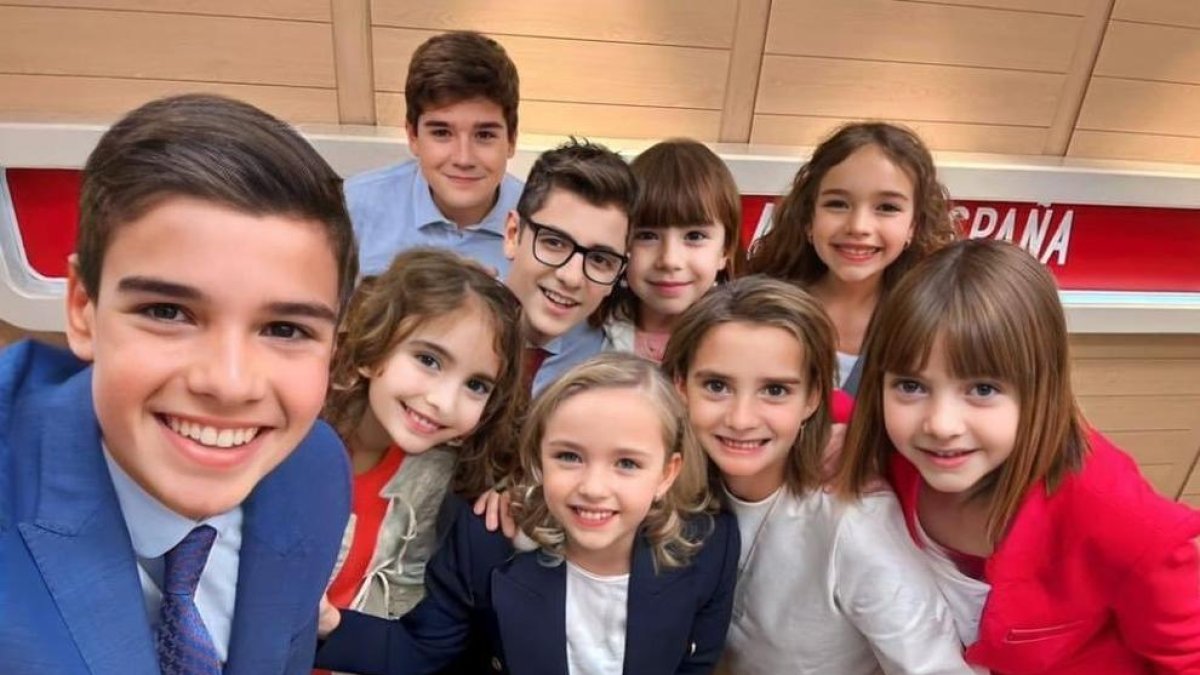 Pedro Sánchez y la cúpula del PSOE, convertidos en niños en un selfi que se ha hecho viral