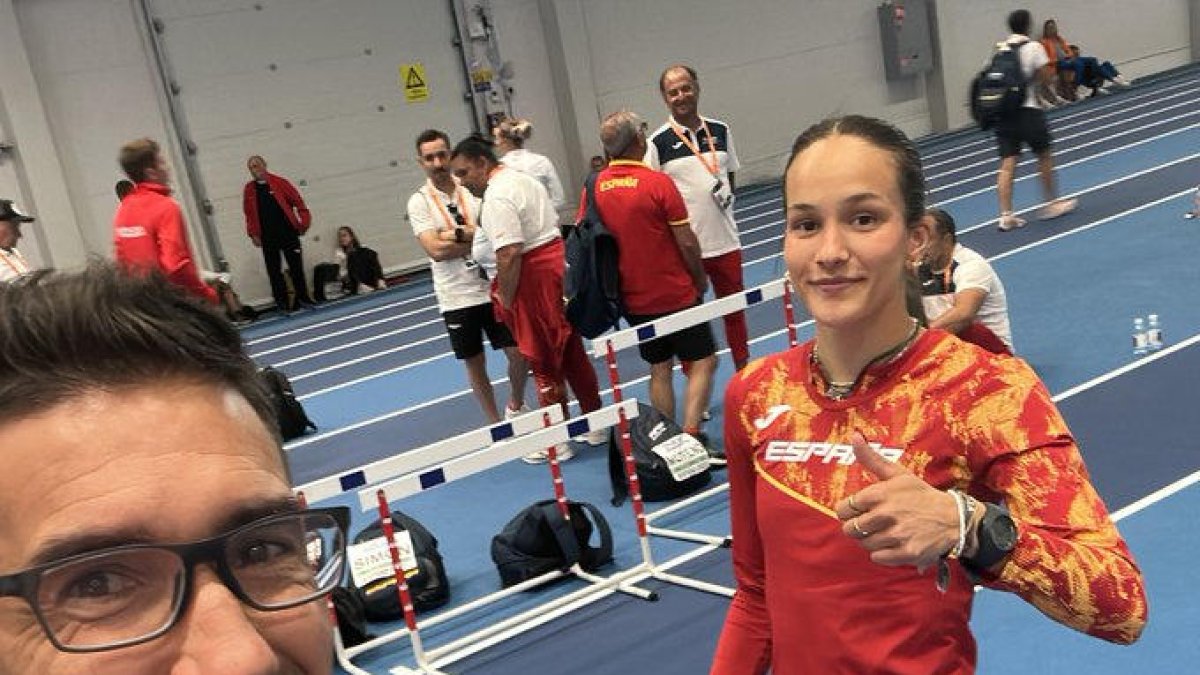 Berta Segura, junto a su entrenador Iván Espílez.