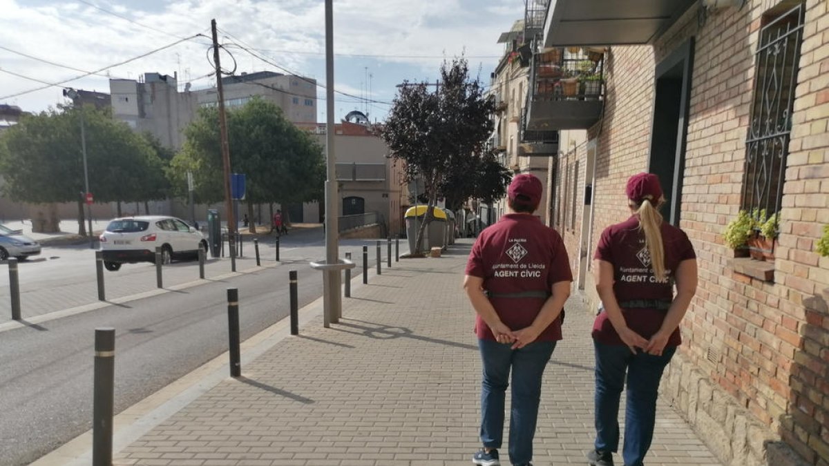 Dos agents cíviques recorrent el Centre Històric dijous passat.