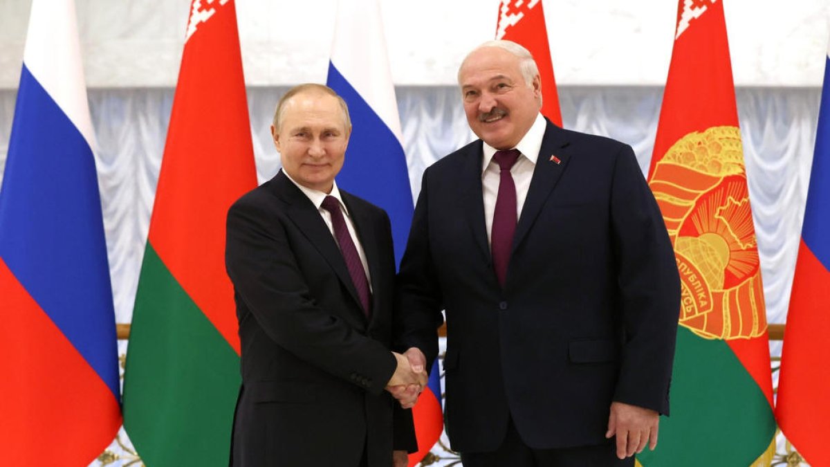 Putin es va reunir ahir amb el president bielorús Lukaixenko, augmentant el temor d’un altre front.
