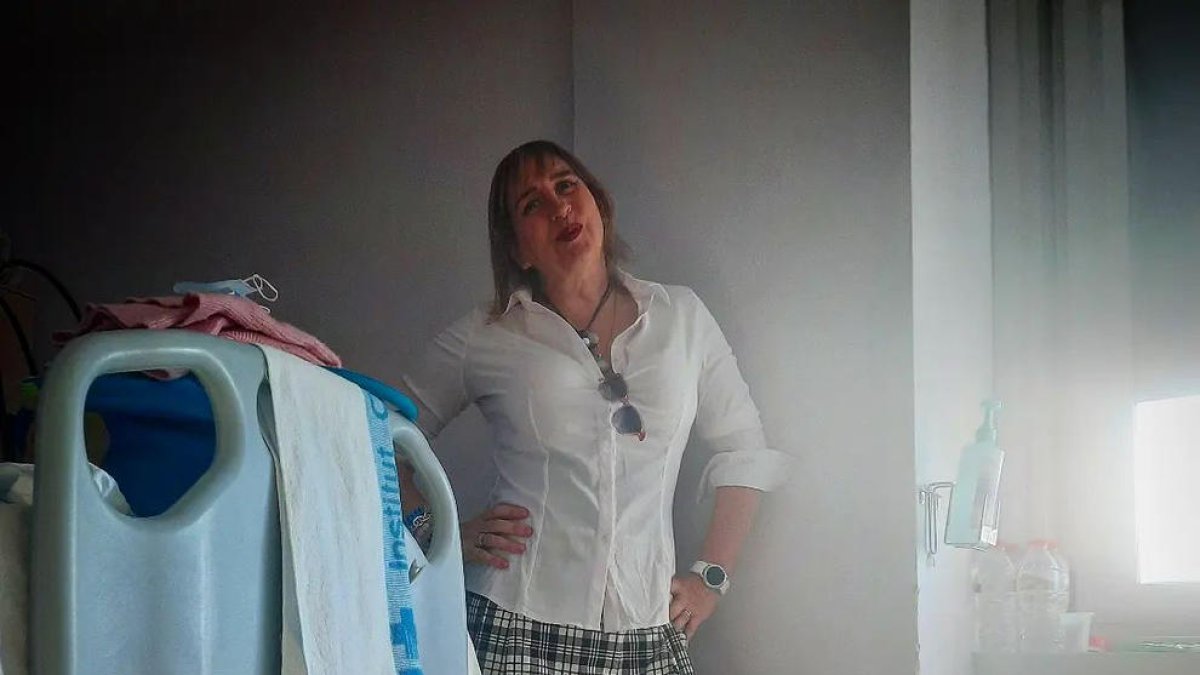 Sílvia, en la habitación del hospital antes de recibir el alta por su intervención de vaginoplastia.