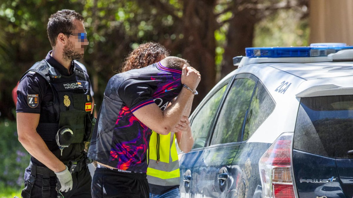 Un dels presumptes agressors sexuals sent detingut ahir per la Policia Nacional.