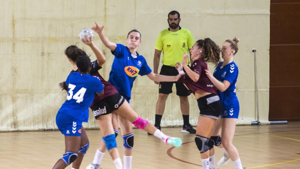 Una imatge del partit que ahir van disputar a Guissona el Lleida Handbol i el Granollers.