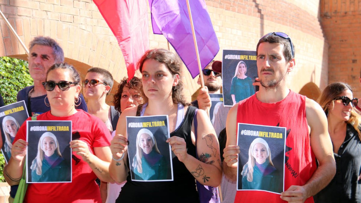 Carteles denunciando la infiltración de una agente policial en movimientos independentistas.