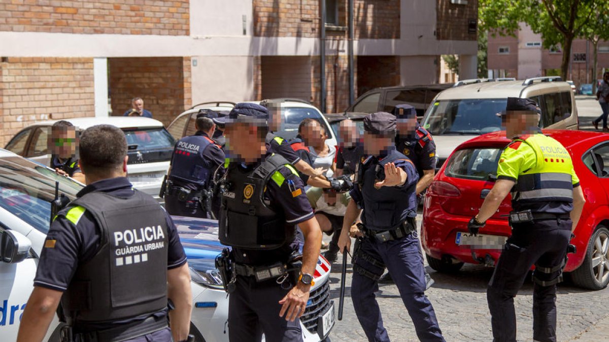 Actuació dels Mossos i la Guàrdia Urbana dimecres als Blocs Joan Carles.