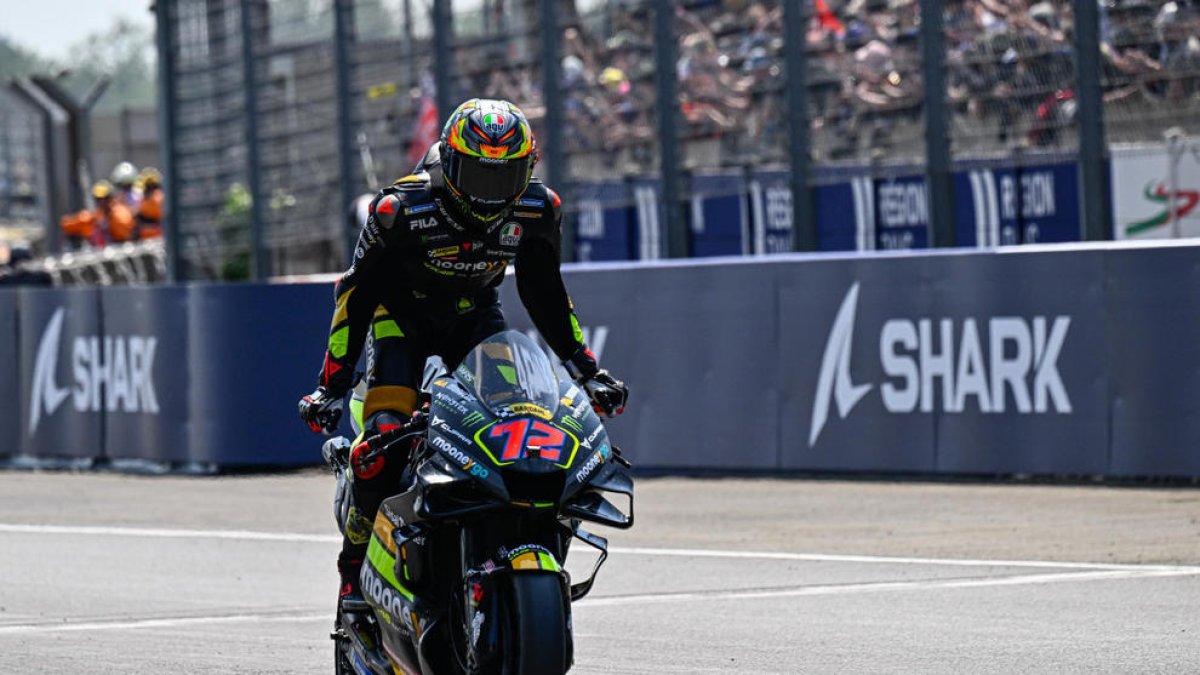 Marco Bezzecchi cruza la meta como vencedor.