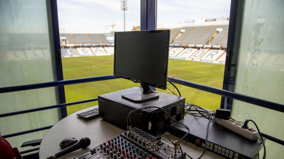 Una imagen de la sala desde la que se controla el sistema de magafonía en el Camp d’Esports.