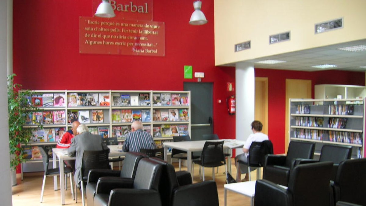 Una de les sales de lectura de la biblioteca Maria Barbal de Tremp.