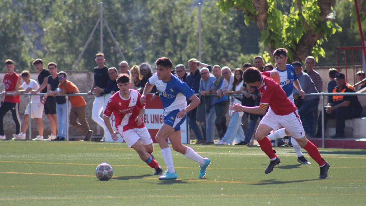 Un jugador del Guissona és perseguit per dos rivals.