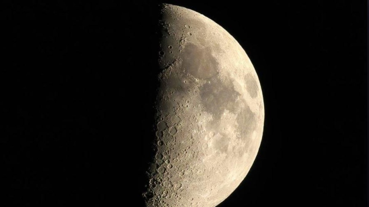 Lados oscuro e iluminado de la Luna.