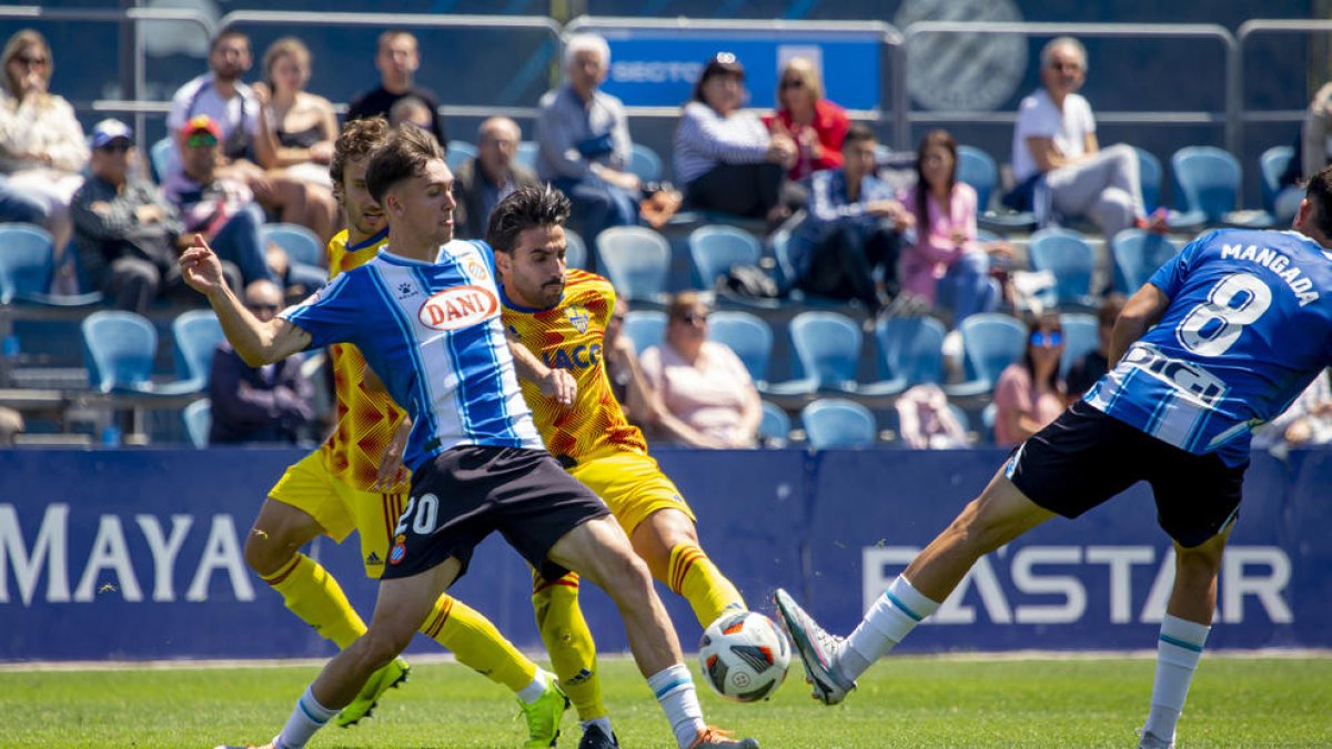 Chuli, autor de un doblete, intenta un disparo entre la defensa blanquiazul.